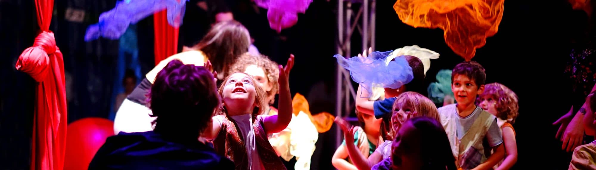 groupe d'enfants au cirque